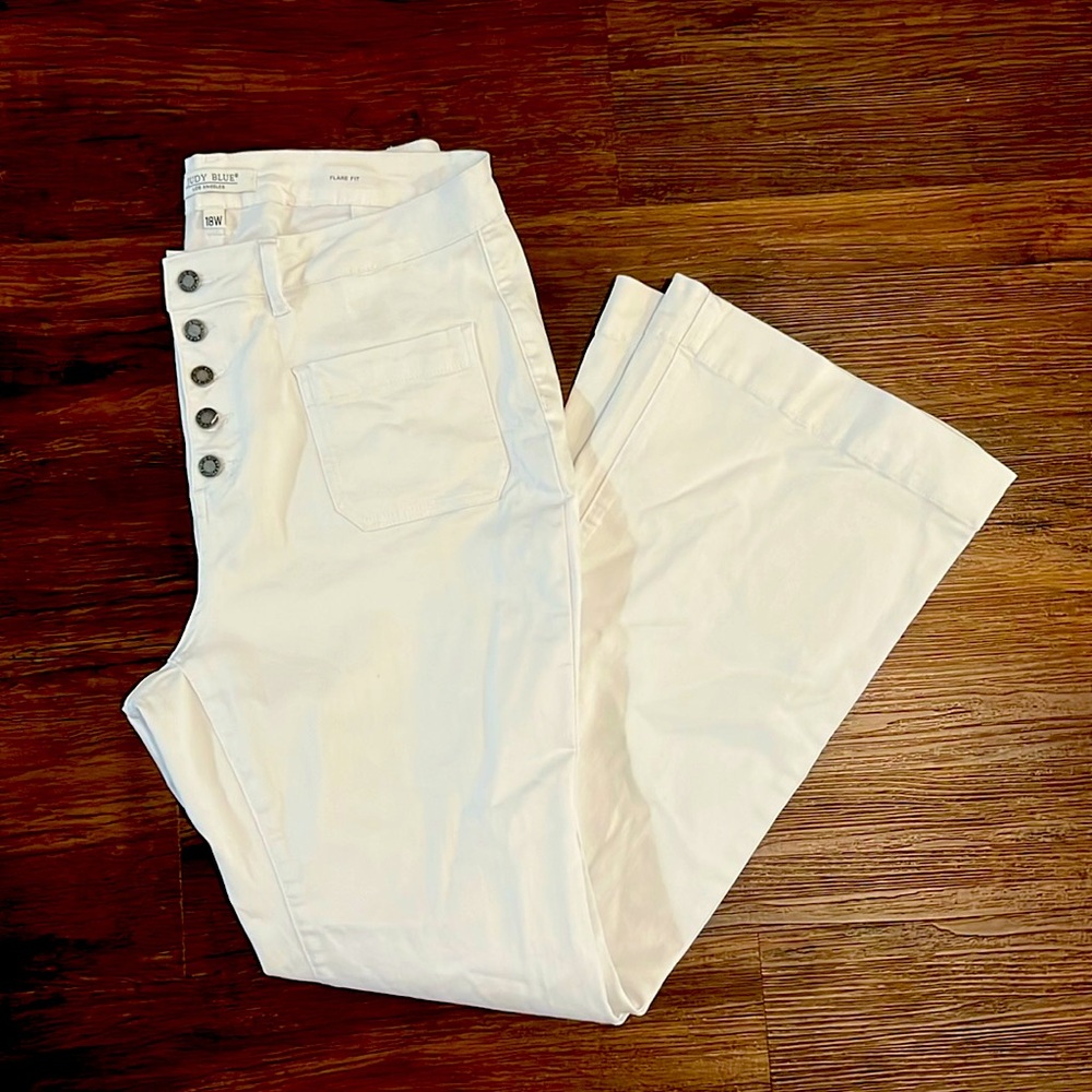 Judy Blue NWOT white flare 18W jeans.